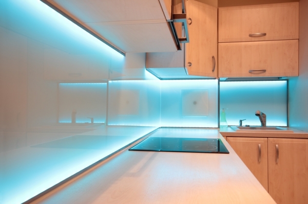 
          Подсветка на кухне под шкафами и возможности светодиодного освещения
